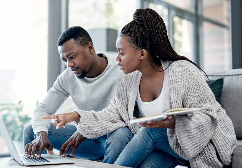 Couple researching online about how the federal funds rate affects mortgages.